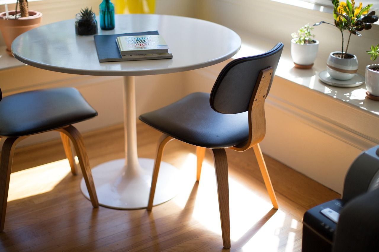étagère d'angle sur mesure, conçue pour optimiser l'espace et allier praticité et style dans votre intérieur.