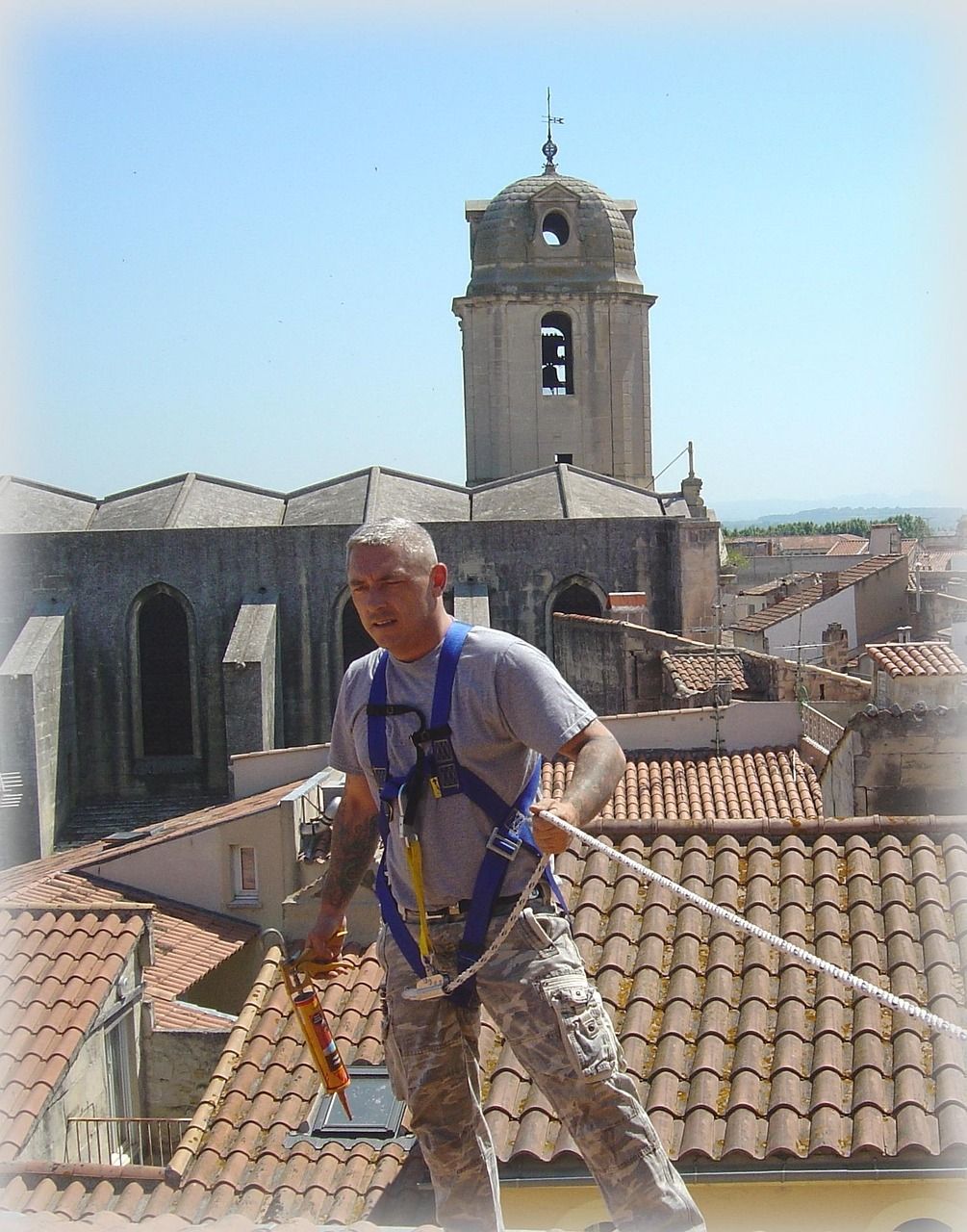 réparation de fuites de toit rapide et efficace pour protéger votre maison des infiltrations d'eau. service professionnel et durable.