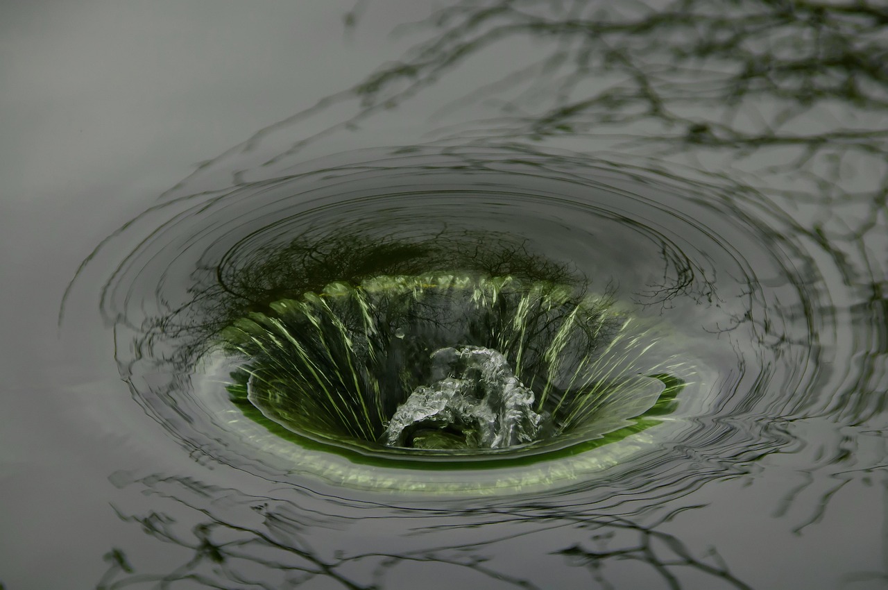 Comment déboucher une canalisation naturellement sans produits chimiques ?