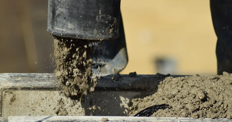 Prix d'une dalle en béton au m2 sans fourniture : combien pour la main-d'œuvre seule ?