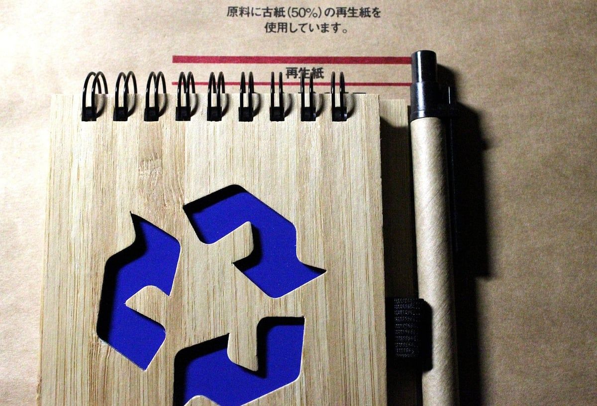 Comment réaliser une tête de lit originale avec des matériaux recyclés ?