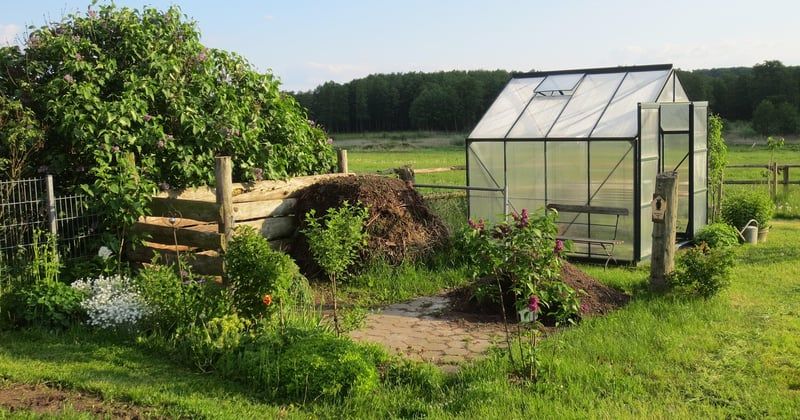 Protéger vos cultures : comment bien choisir et poser une bâche de serre de jardin