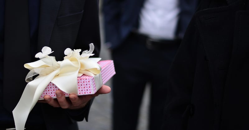 Emballer un petit cadeau de manière réutilisable